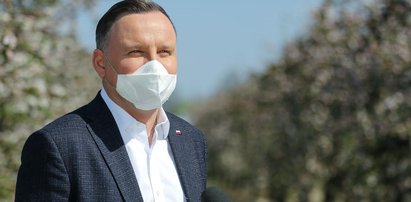 Prezydent w dziwnej masce. Na zbliżeniu wszystko widać!