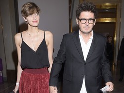 Taka stylówka zimą? Bardziej rozebrana, niż ubrana dziewczyna Wojewódzkiego na koncercie. FOTO