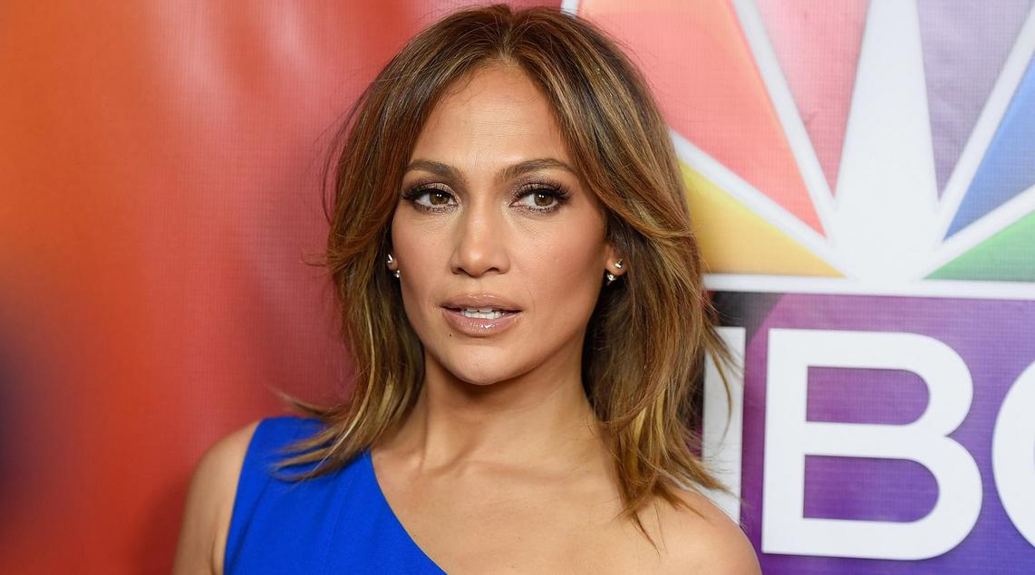 Jennifer Lopez bohósikkes, hosszú farmerszoknyája lesz a legnagyobb trend idén