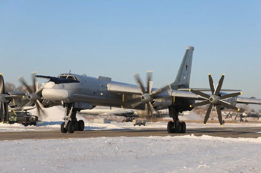 Rozruch silników w przygotowanym do startu bombowcu Tu-95MS