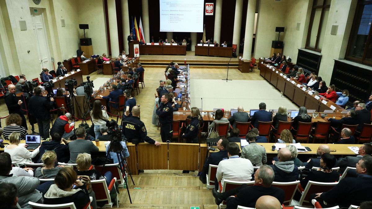 Komisja Rewizyjna Rady Warszawy zbada przetargi na odbiór i zagospodarowanie odpadów organizowanych w Miejskim Przedsiębiorstwie Oczyszczania. Radni niemal jednogłośnie przyjęli w piątek w nocy uchwałę w tej sprawie.