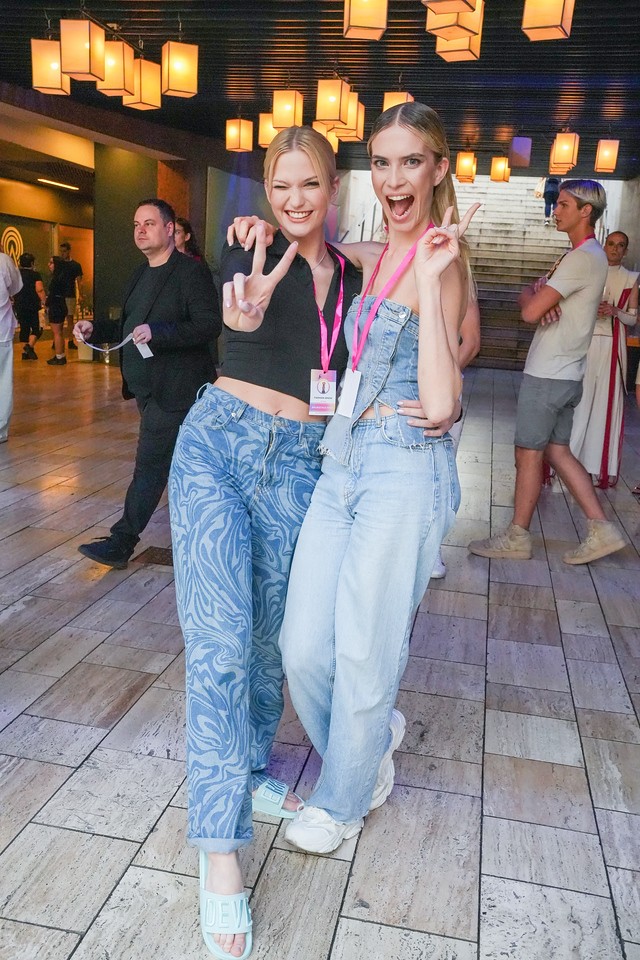 Mészáros Lili, a Next Topmodel Hungary győztese (balra) és barátnője