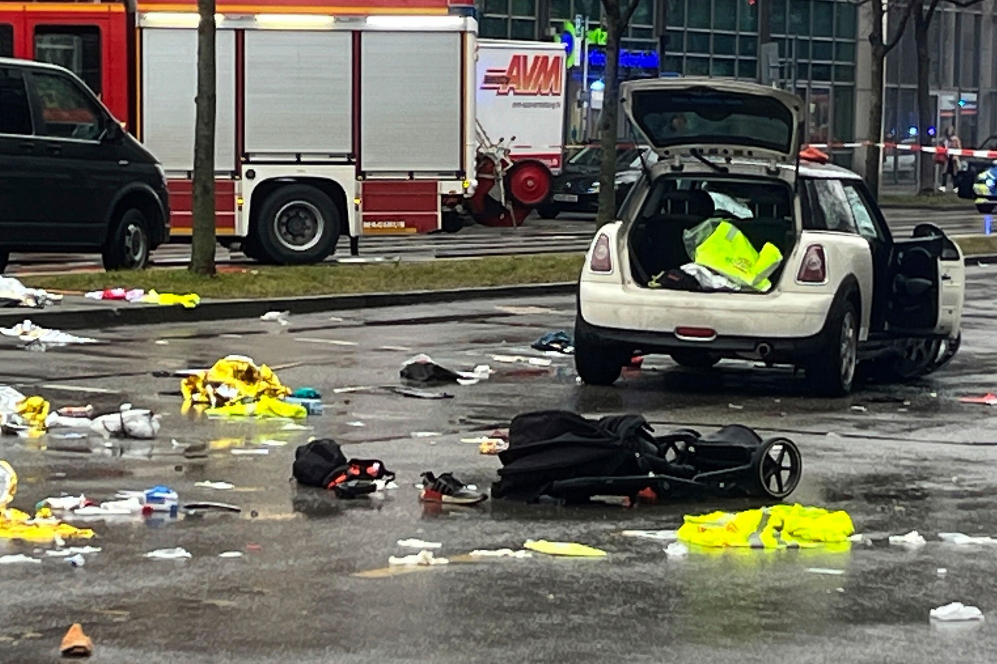 V Mníchove vrazilo do davu ľudí auto.