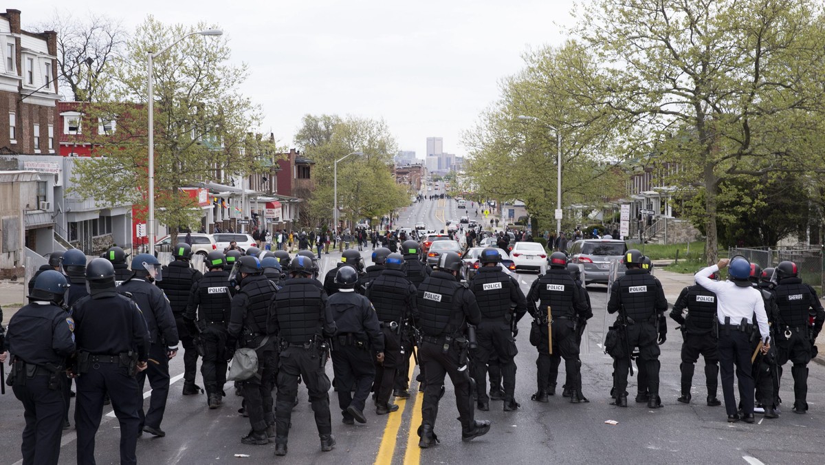 Siedmiu policjantów, w tym jeden ciężko, zostało rannych podczas nowych zamieszek na ulicach Baltimore po pogrzebie Afroamerykanina, który zmarł po zatrzymaniu przez policję.