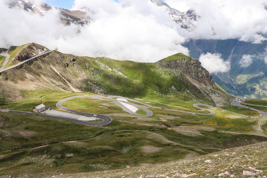 Trasa Großglockner Hochalpenstraße jest idealnie wpasowana w górski krajobraz