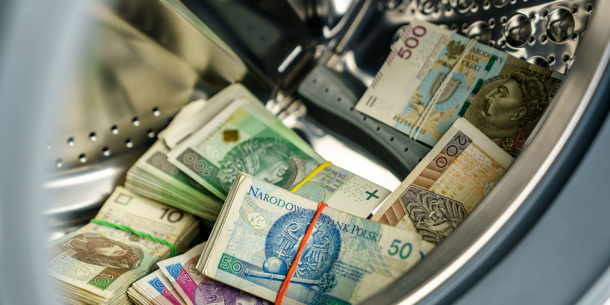 Międzynarodowe konsorcjum dziennikarzy śledczych za podejrzane uznało 423 transakcje w polskich bankach, które mogły służyć praniu pieniędzy. 