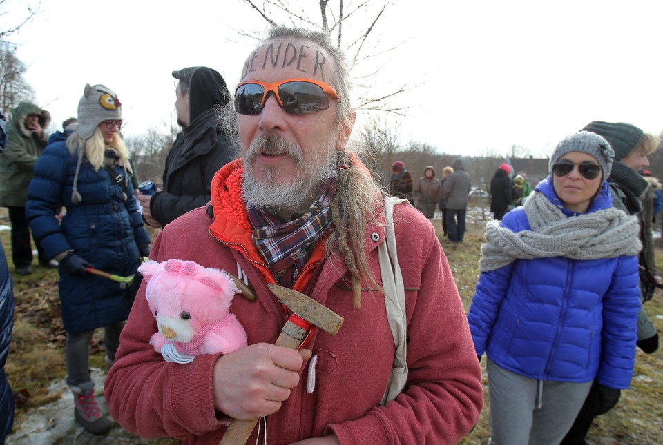 BAŁĄG MISTZROSTWA W RZUCIE MŁOTKIEM DO TELEWIZORA