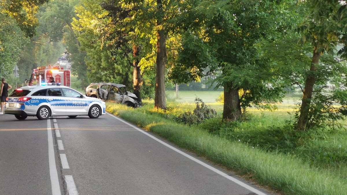 Mazowsze. Strażacy znaleźli spalone ludzkie zwłoki w ugaszonym samochodzie