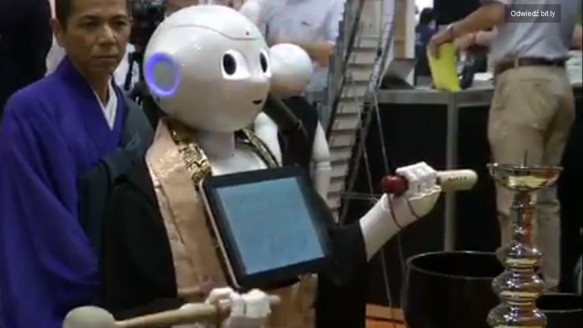 Humanoidalny robot "Pepper" śpiewający komputerowym głosem sutry i grający na bębnie, mogący zastąpić buddyjskiego mnicha żegnającego zmarłych, został zaprezentowany w środę na targach "Life Ending Industry Expo" w Tokio.