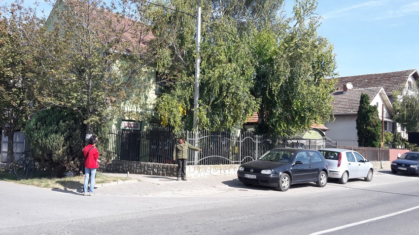 Komšija pokazuje gde se desio incident