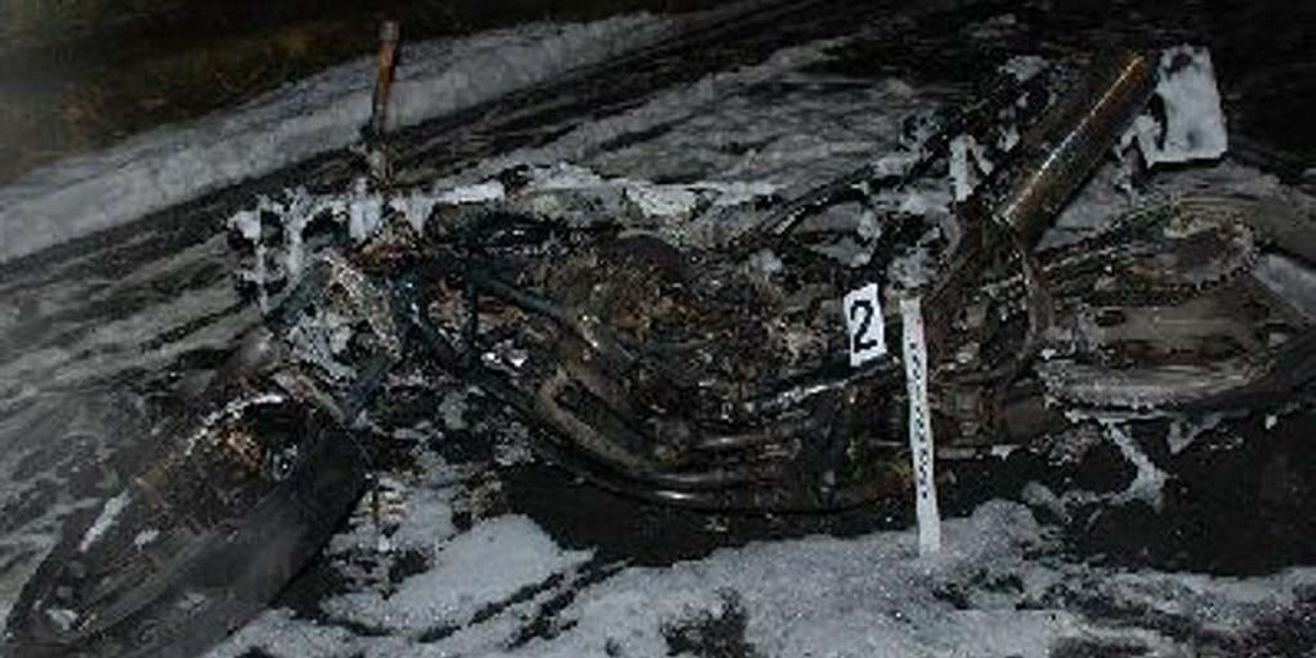 Walnął motocyklem w drzewo i żyje! FOTO