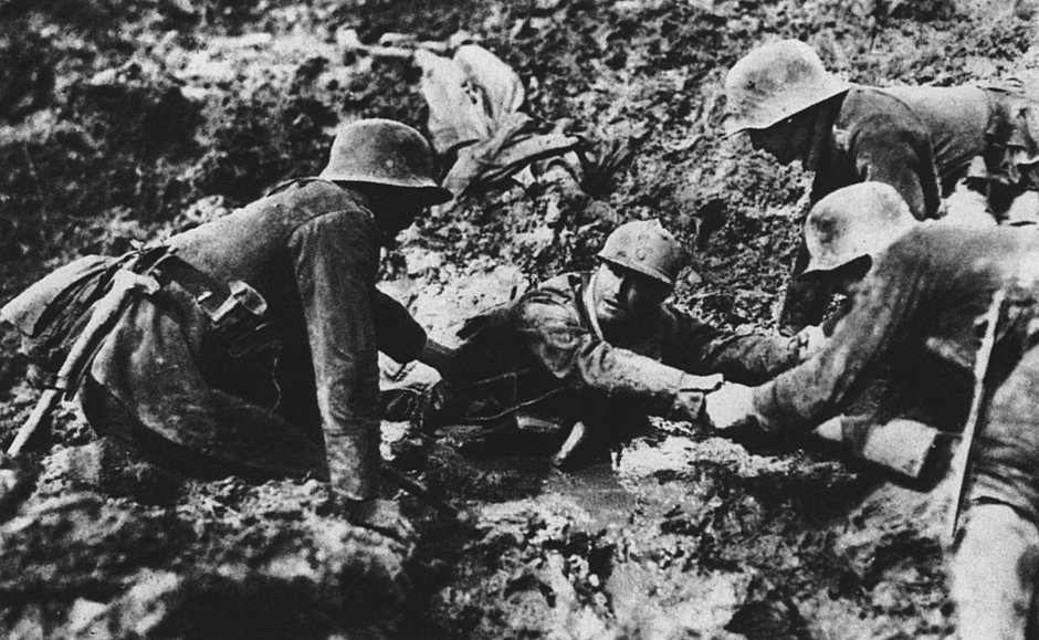 Niemieccy żołnierze ratują pod Verdun francuskiego piechura (arch. Andrzeja Dusiewicza)