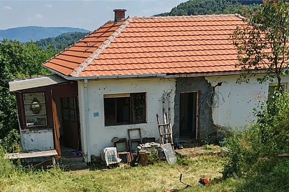 JEDE PIHTIJE I SUPU OD FAZANA Naš glumac ima kuću u šumi i pravi je domaćin: Na stolu domaća rakija i meze (Foto)