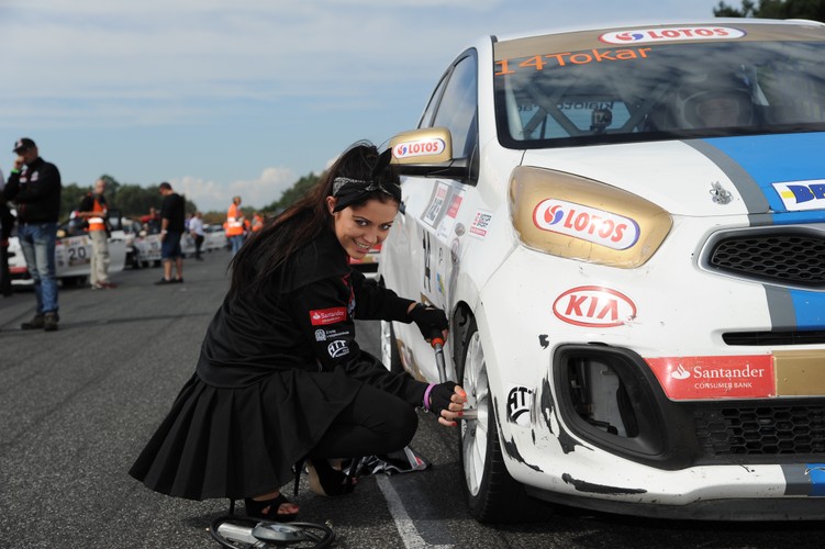 Dziewczyna Kia Lotos Race