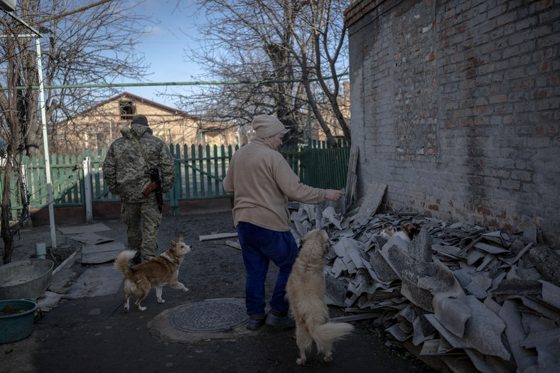 61-letnia Lubow i 75-letni Jurij z Ukrainy opiekują się porzuconymi kotami i psami w Orichowie na Ukrainie, 5 grudnia 2023 r.