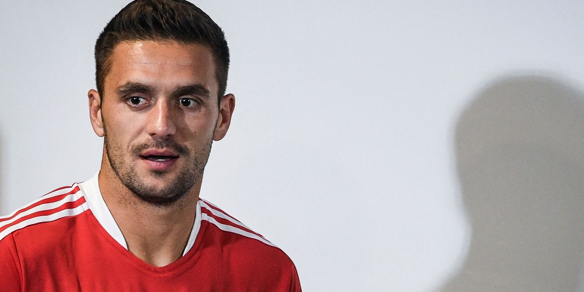 Dusan Tadić został napadnięty przed swoim domem. 