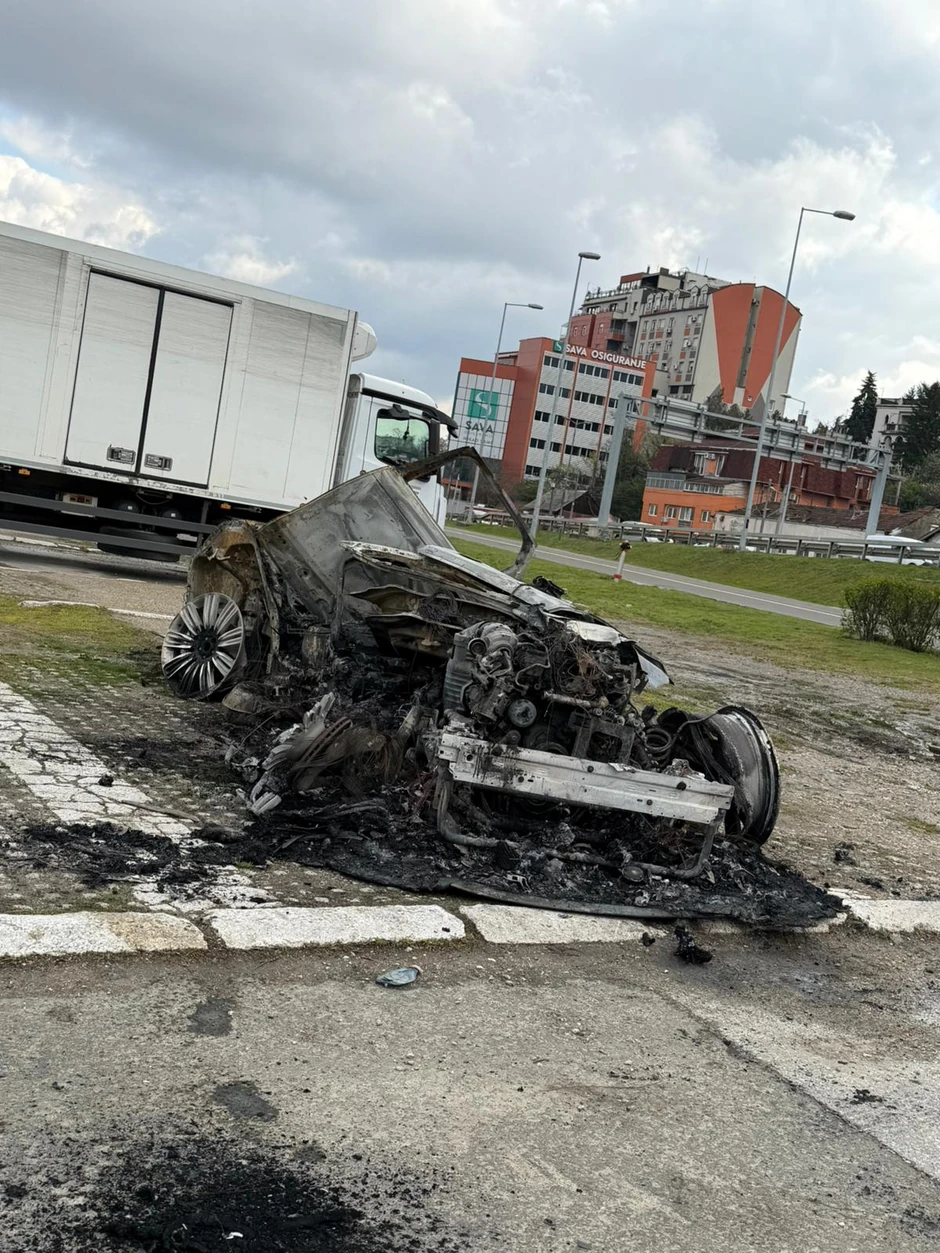 Izgoreo auto kod Mosta na Adi