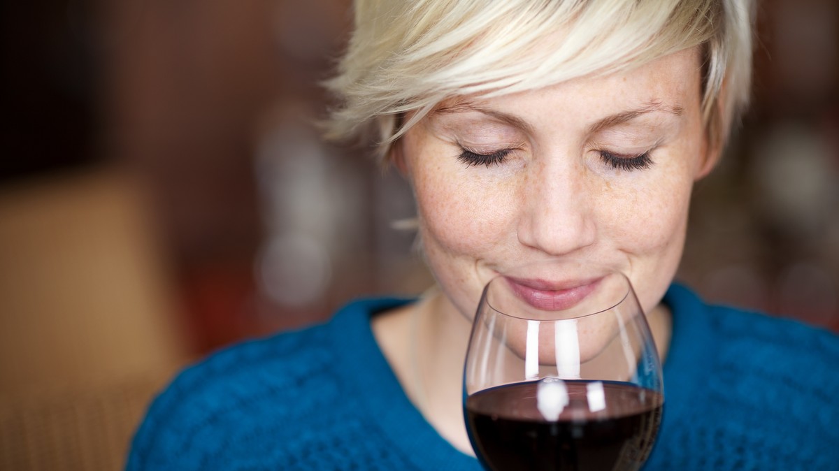 ¿Beber vino tinto puede prevenir el desarrollo de cataratas?