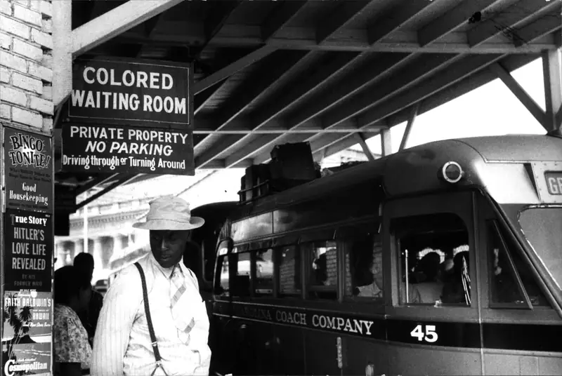 Segregacja rasowa na dworcu autobusowym w Karolinie Północnej (1940). Rodzina Beyonce musiała stawiać czoła wielu przeszkodom, by być tu gdzie jest dziś 