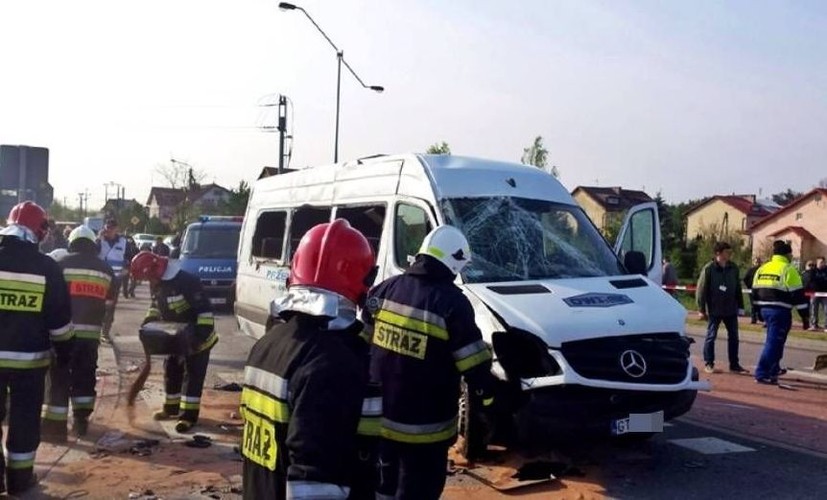 WYPADEK W PELPLINIE. OSOBOWY ZDERZYŁ SIĘ Z BUSEM