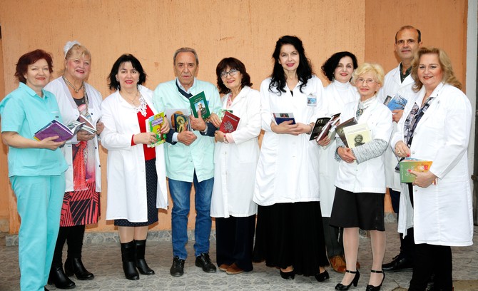 
Mi smo zlatni presek između medicine i književnosti. Svaki hirurg mogao bi se nazvati Fidijom i svako izlečenje Leonardovim delom, kaže doktorka Mandarić, druga sdesna