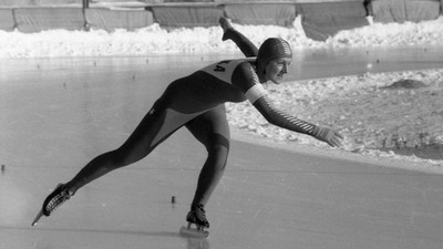 Warszawa 12.1983. Mistrzostwa Warszawy w jeździe szybkiej na lodzie. Na zdjęciu Erwina Ryś-Ferens.