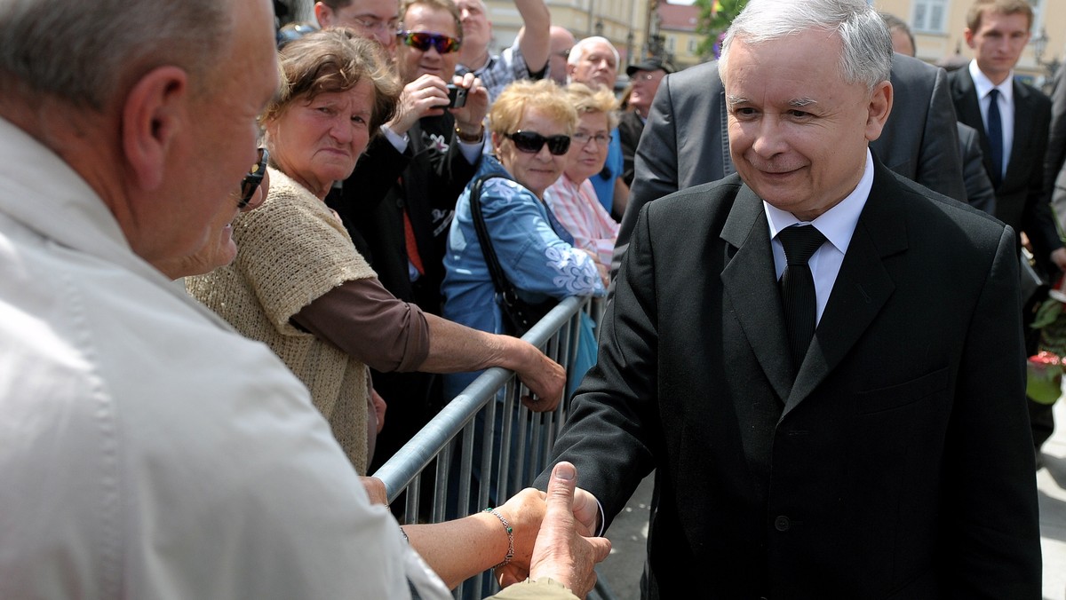 Według prezesa PiS Jarosława Kaczyńskiego, w Polsce nie jest możliwy scenariusz zmiany społeczno-obyczajowej jak w Hiszpanii za rządów Jose Zapatero. Odniósł się w ten sposób do szykowanego projektu ustawy autorstwa SLD o związkach partnerskich. - SLD to partia środowisk homoseksualnych - mówił Kaczyński na konferencji prasowej.