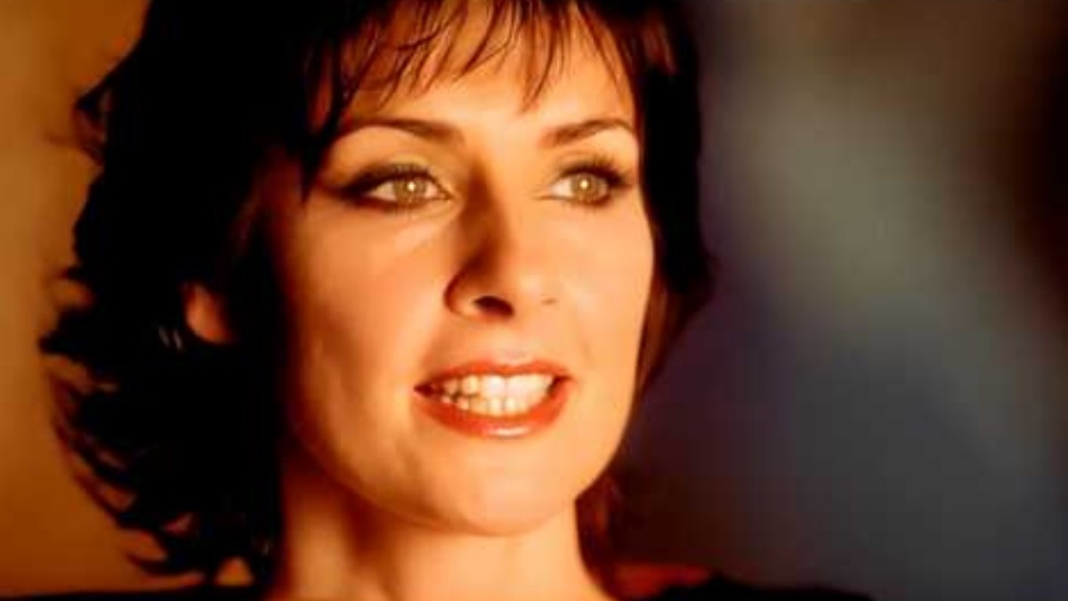 Kako sad izgleda pevačica Enja: Živi u zamku sa 12 mačaka, pojavila se u javnosti posle 8 godina