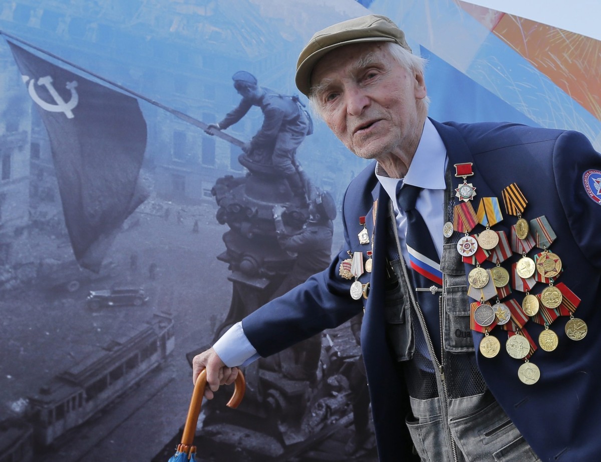Defilada, do której przygotowania rozpoczęły się już na początku marca, trwała około godziny. Miała mniejszy rozmach, niż było to w ubiegłym, jubileuszowym roku - uczestniczyło w niej mniej żołnierzy i sprzętu. Zarazem, według określenia rosyjskiej telewizji Rossija 24, służyła zademonstrowaniu zarówno siły rosyjskiej armii, jak i pamięci o II wojnie światowej. Na zdj. Rosyjski weteran II WŚ, EPA/YURI KOCHETKOV Dostawca: PAP/EPA.