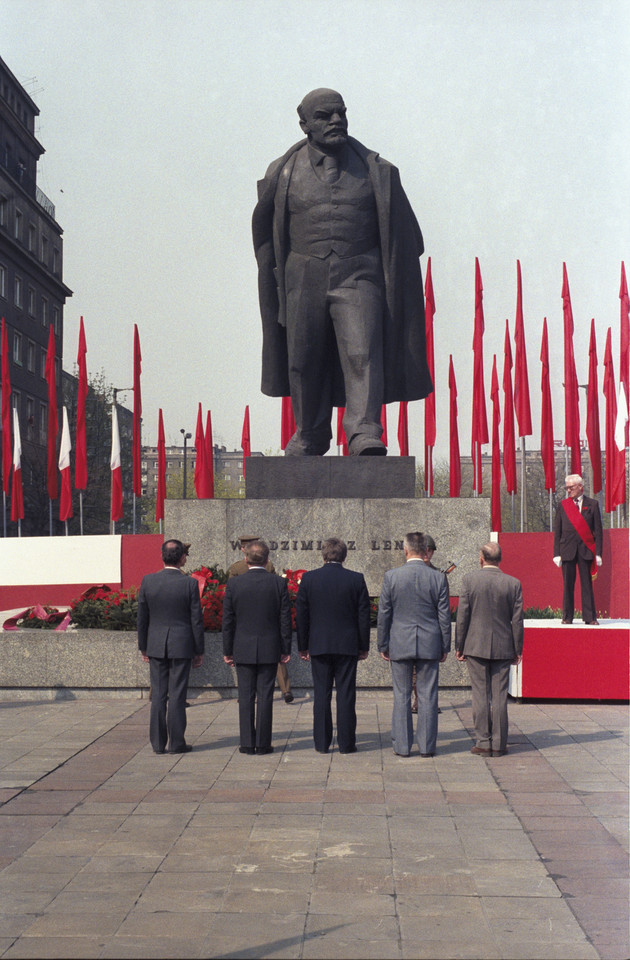 Pomnik Włodzimierza Lenina w alei Róż w Nowej Hucie, rok 1985