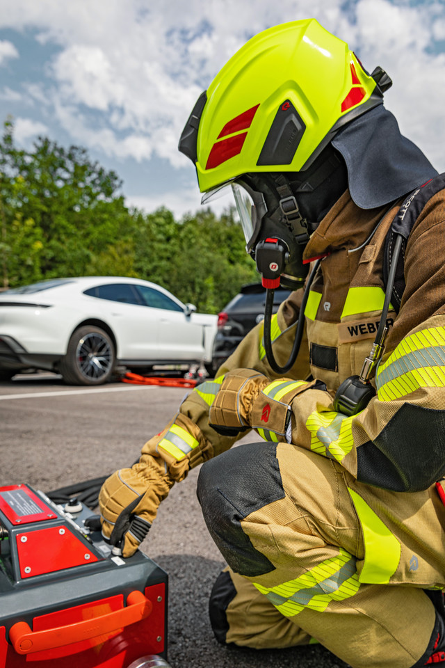 Rosenbauer opracował system gaszenia baterii litowo-jonowych w autach elektrycznych