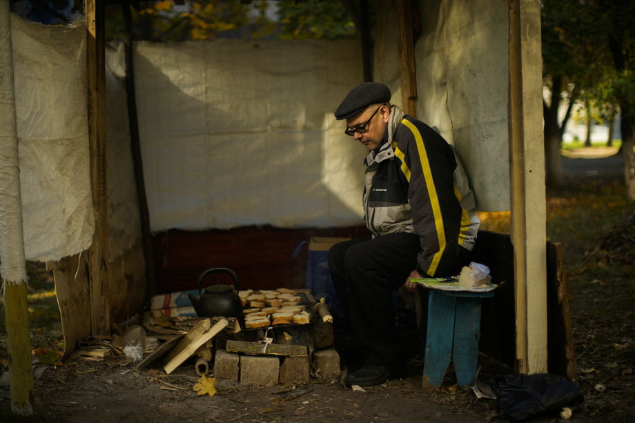Anton Sewrukow opieka chleb nad prowizorycznym paleniskiem