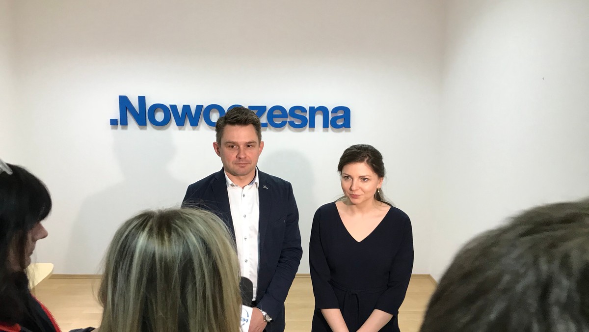 W ciągu najbliższych tygodni, najpewniej na przełomie marca i kwietnia klub Nowoczesnej złoży w Sejmie projekt ustawy o związkach partnerskich. Politycy tej partii przyznają, że szanse na jego uchwalenie są bliskie zeru, jednak do sprawy i do debaty na ten temat wrócić trzeba. Głównie dlatego, że nie można akceptować sytuacji, w której część społeczeństwa jest pozbawiona podstawowych praw tylko dlatego, że nie zawarła związku małżeńskiego.