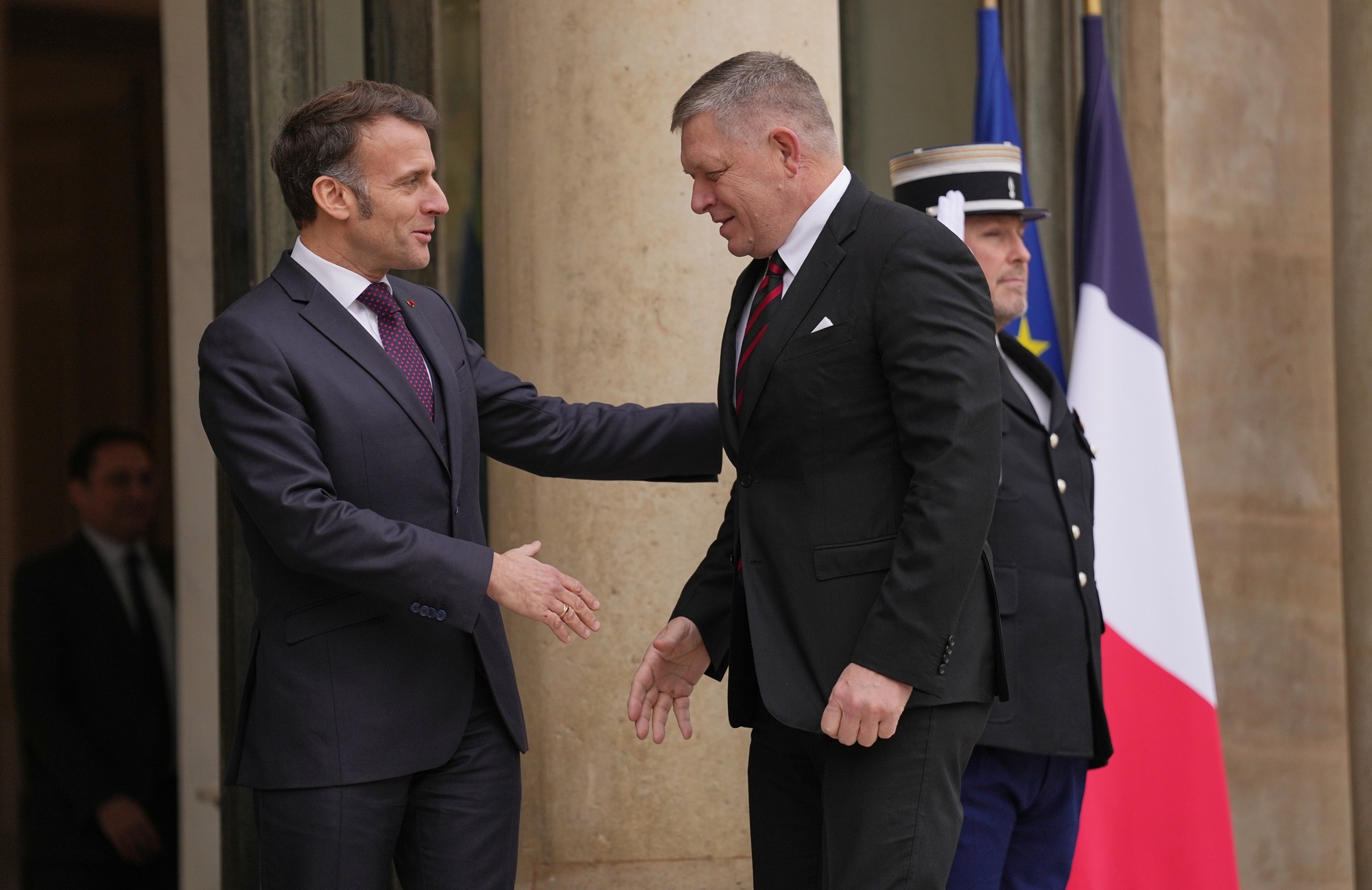 Slovenského premiéra Roberta Fica prijal francúzsky prezident Emmanuel Macron.