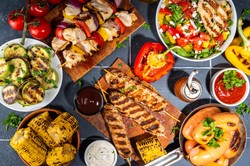 Ani grecka, ani gyros. Ta sałatka na grilla robi furorę