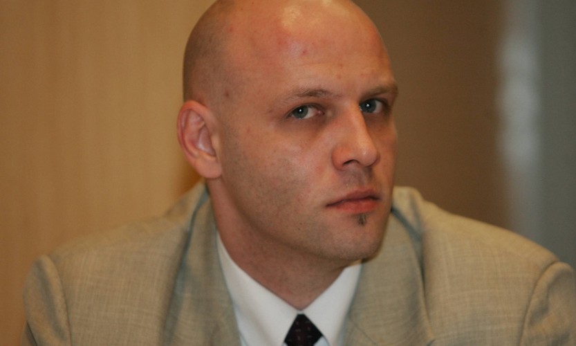 <b>Miejsce 1. Piotr „VaGla” Waglowski</b><br />
publicysta i webmaster, autor serwisu VaGla.pl Prawo i Internet, awans z pozycji 4.<br /><br />Dlaczego prawnik, który wciąż nawet nie zrobił doktoratu (chociaż ponoć pisze już pracę) wyprzedził w naszym subiektywnym rankingu profesorów o znanych nazwiskach? Jedno słowo: ACTA. Tłumy Polaków spontanicznie wychodzące protestować na ulice, co później podchwytują także obywatele innych krajów UE, zmiana stanowiska polskiego rządu, potem europarlamentarzystów, ostatecznie przyznanie się do porażki przez Komisję Europejską. A w środku tego wszystkiego był właśnie autor internetowego serwisu VaGla.pl Prawo i Internet. Lata całe przed tym, gdy o umowie zrobiło się głośno, pisał o tajnych negocjacjach jej dotyczących. Ostrzegał przed niebezpieczeństwami, z których mało kto na świecie zdawał sobie sprawę.<br /><br />To jego serwis w trakcie styczniowych protestów stał się kompendium wiedzy na temat ACTA, co zresztą, z powodu olbrzymiej liczby wejść, mało co nie doprowadziło do zablokowania stron. To on był najczęściej zapraszanym wówczas do mediów ekspertem. Przy czym ekspertem obiektywnym, krytykującym nie tylko ACTA, ale i infantylne działania członków Anonymous. Doprowadziło to do sytuacji przekomicznej, bo Anonimowi zaczęli nawoływać do ataku na witryny jego serwisu. W ten sposób jeden z największych przeciwników ACTA stał się wrogiem tych, którym wydawało się, że właśnie z ACTA walczą.