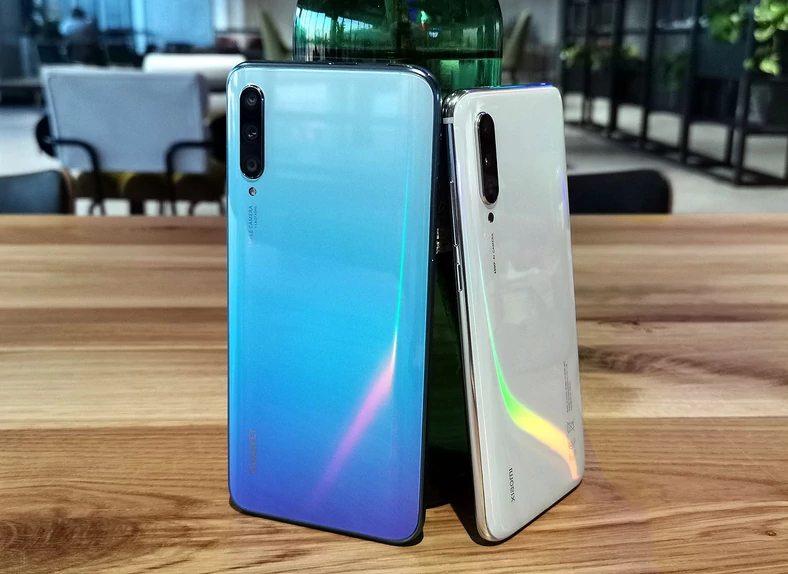 Huawei P smart Pro vs Xiaomi Mi 9 Lite... niby podobne, ale bardziej wymagający użytkownik łatwo dostrzeże w ich specyfikacji przynajmniej kilka istotnych przewag modelu Mi 9 Lite