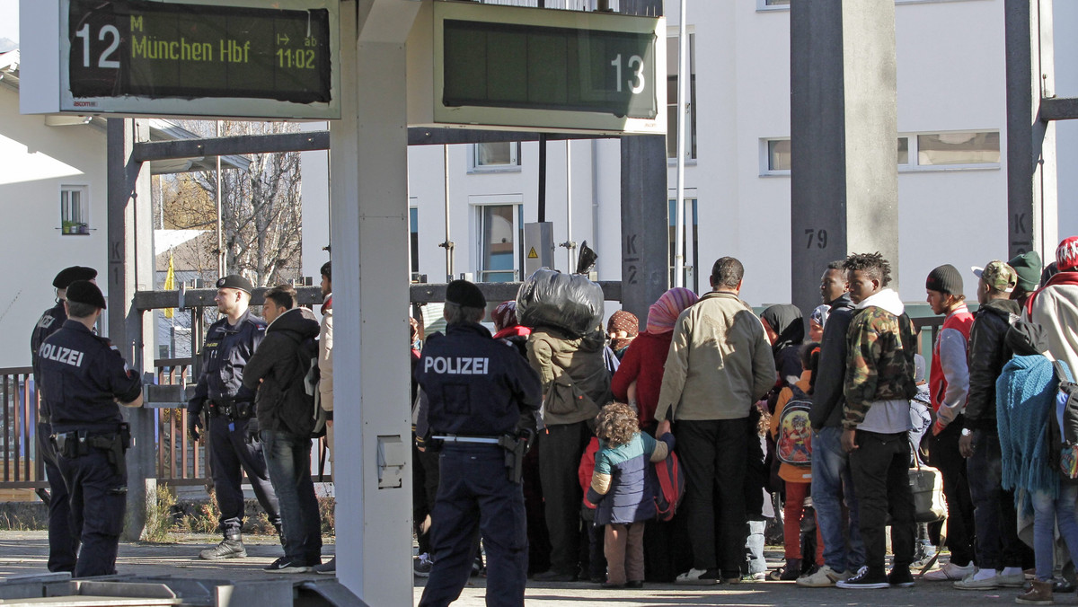 W październiku do Niemiec przyjechało 181 tys. uchodźców - podało MSW w Berlinie. Blisko 55 tys. z nich złożyło wniosek o przyznanie azylu. Od początku roku liczba imigrantów wzrosła do około 758 tys. Rząd szuka kompromisowego wyjścia z kryzysu.