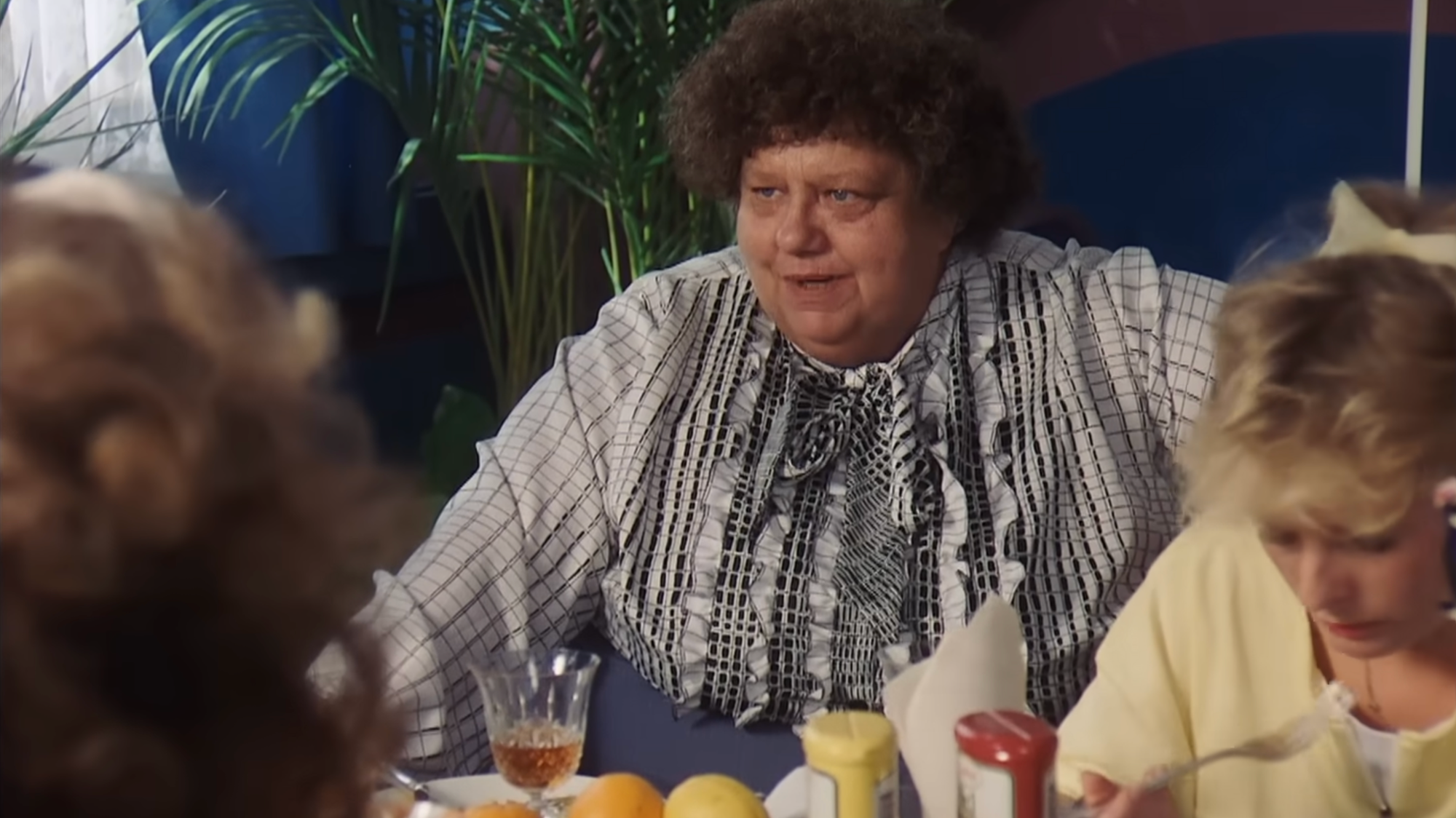 Helena Růžičková ako Škopková v komédii Slunce, seno, erotika.