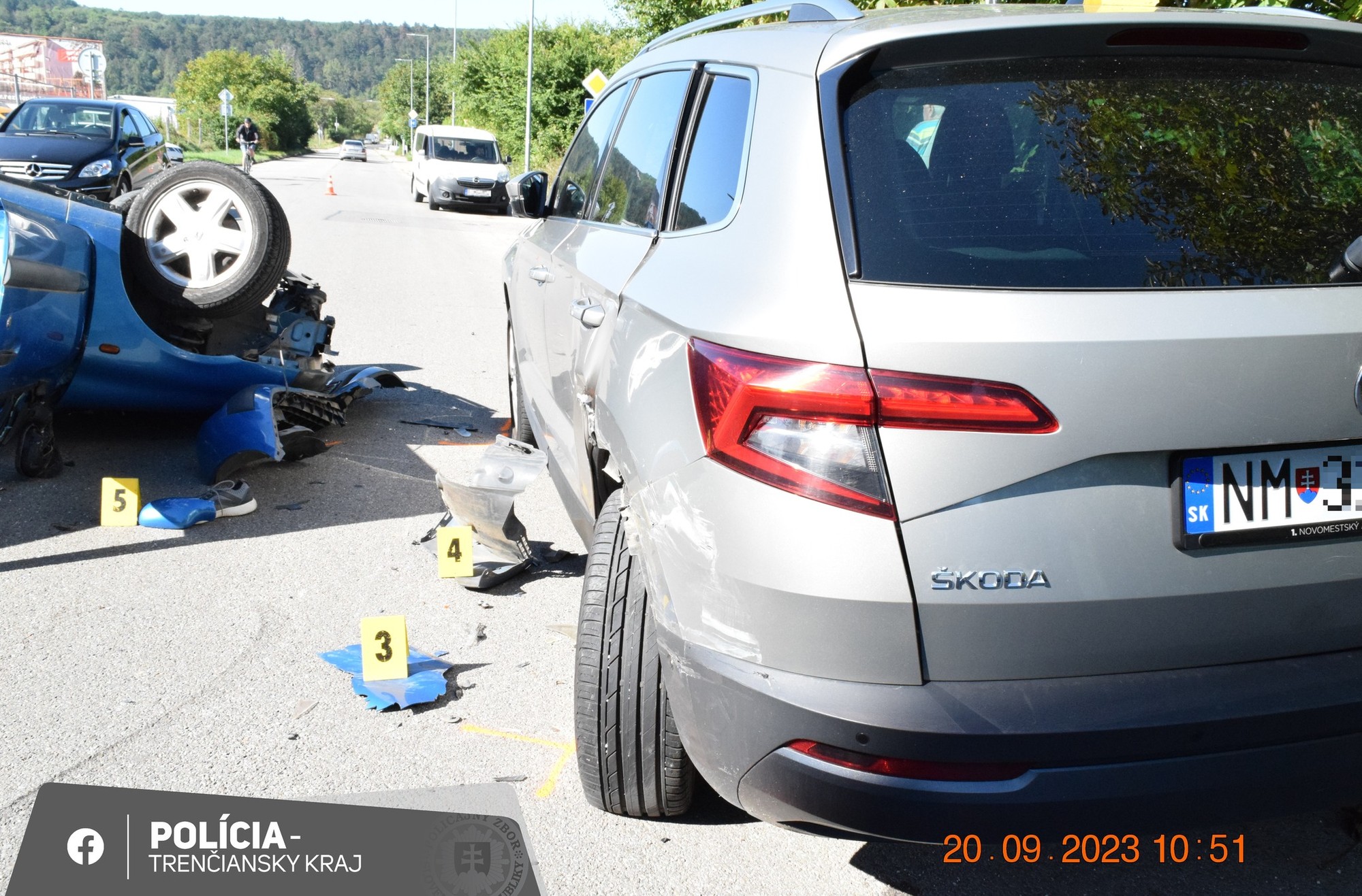 Dôchodca prevrátil auto na strechu, v dychu mal 2,38 promile alkoholu.