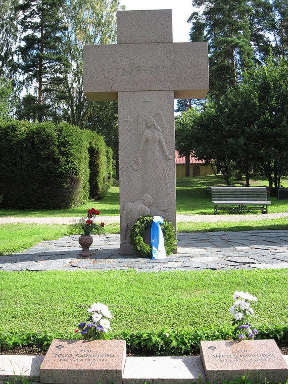 Krzyż na cmentarzu w Pusuli zaprojektowany przez Eilę Hiltunen