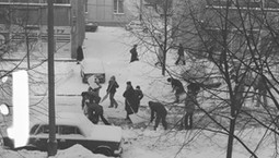 Tunele w śniegu, miejscy narciarze. PRL-owski armageddon czyli "zima stulecia"