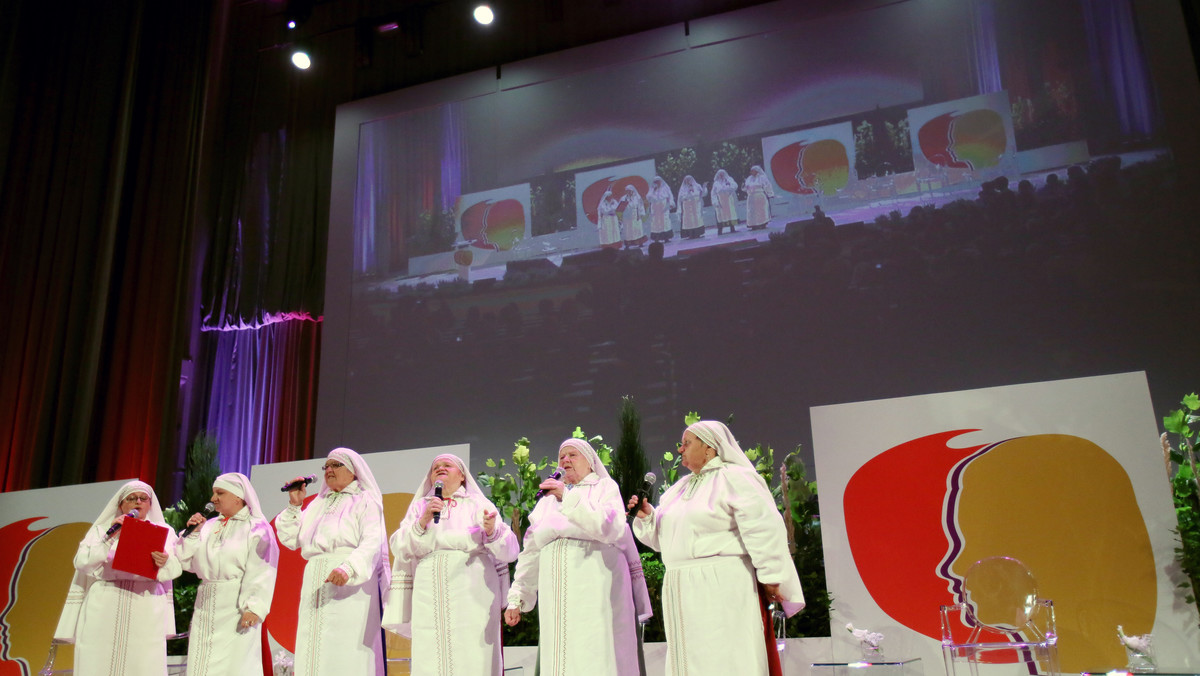 Kongres Kobiet otworzył dziś występ ludowego zespołu "Jarzębina", który opracował nową wersję hymnu Euro 2012: - Koko koko, kongres spoko. Siła kobiet hen wysoko. My ustawę wymyślimy. W Sejmie przedłożymy - zaśpiewały z uczestniczkami.