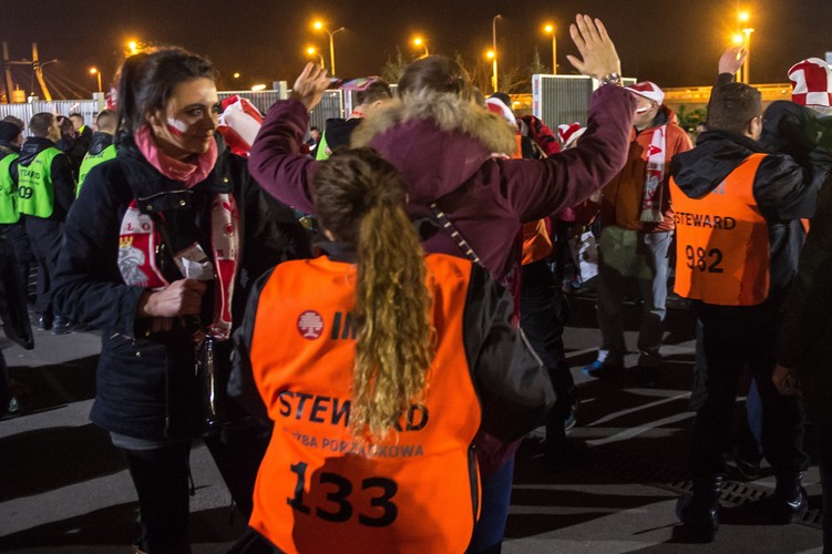 Służby porządkowe sprawdzają kibiców przed wejściem na teren Stadionu Miejskiego we Wrocławiu