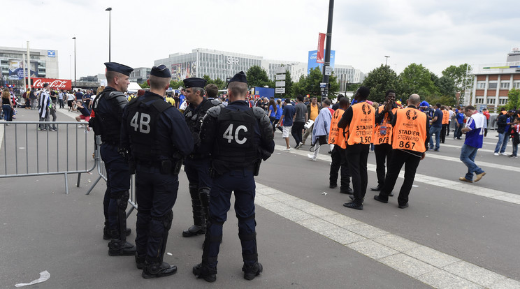 A szurkolói zónáknál és a stadionok közelében is fokozott biztonsági intézkedés áll fent Franciaországban /Fotó: AFP