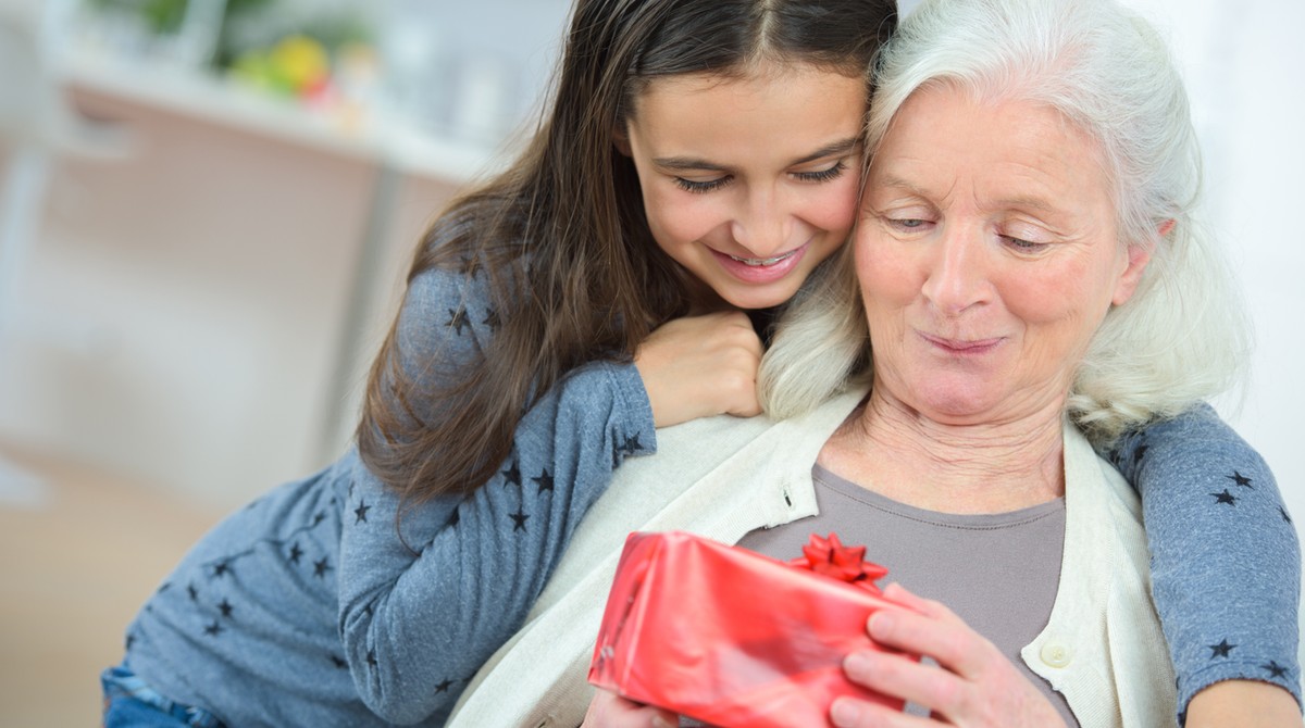 подарок бабушке внучки. подарки пожилым людям. наследство детям. право (правомочие) собственника. подарок бабушке.