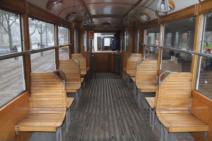wnętrze tramwaju sprzed pół wieku w Łodzi