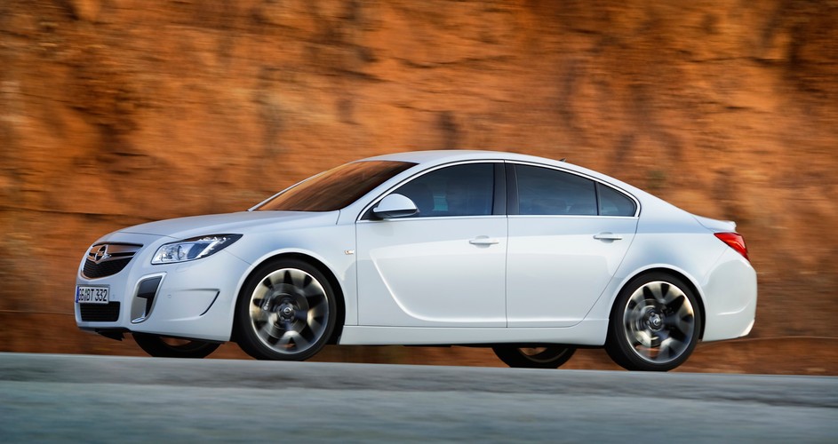 3, 2, 1 - ognia! Samochód potrafi złamać prawa fizyki. Mimo brutalnego kopania pedału hamulca insignia OPC reaguje neutralnie - posłusznie, bez rzucania na boki czy fadingu (wydłużenie drogi hamowania)