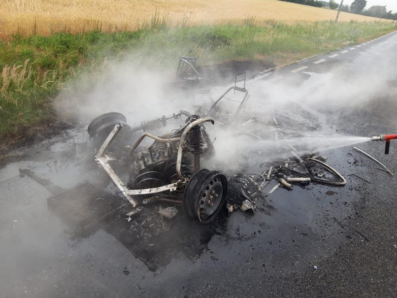 Pozostałości po pożarze samochodu w Wielkopolsce