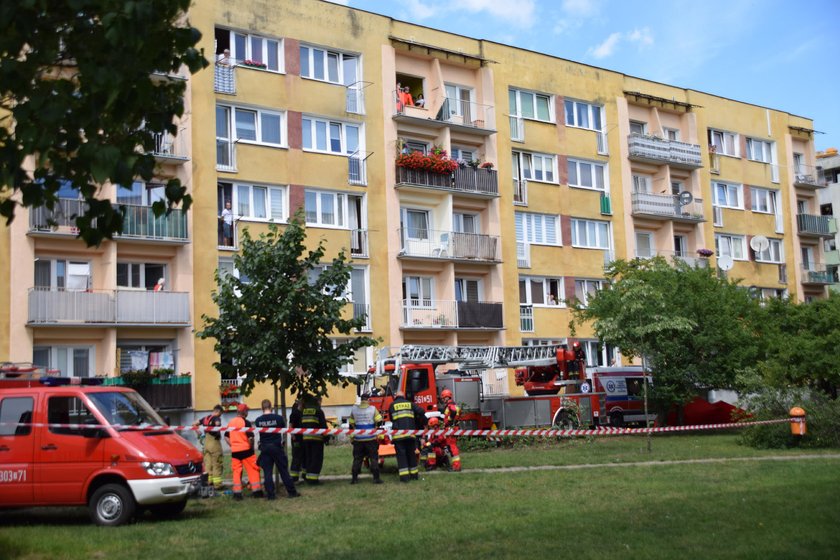 47-latek ze Świnoujścia waży blisko ćwierć tony. Wyniesiono go dźwigiem przez balkon